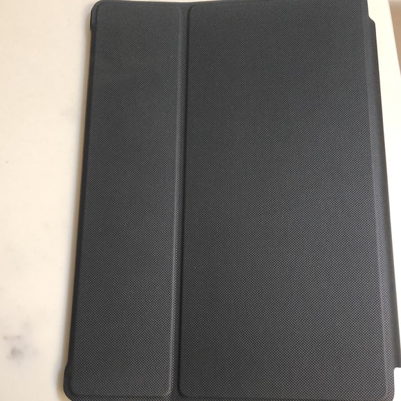 CaseLogic IPAD case. Never used. Still in packaging - Picture 2 of 4